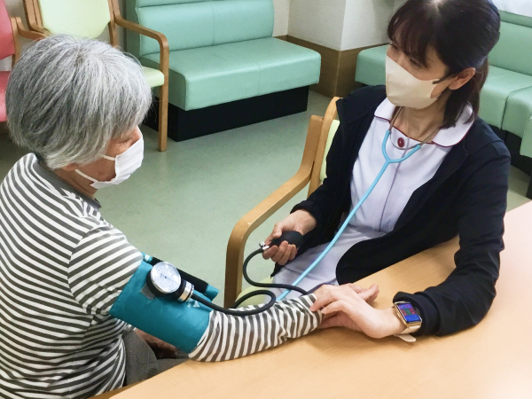 介護老人保健施設　草加市「みどりの館」の先輩の様子